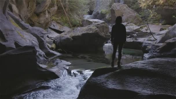 冒险的女人站在山洞里 探险旅行 加拿大不列颠哥伦比亚省温哥华岛的小胡森洞穴公园 慢动作电影 — 图库视频影像