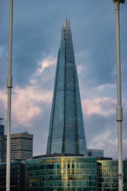 Dramatik sabah güneşi doğarken modern mimari binası. Londra şehri, Birleşik Krallık. Seyahat Hedefi