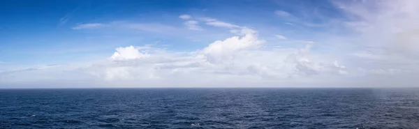 Cielo Variopinto Blu Nuvoloso Sull Oceano Atlantico Settentrionale Nuvoloso Natura — Foto Stock