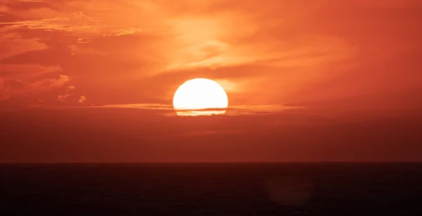 Dramatický Barevný Západ Slunce Oblohy Nad Severním Atlantikem Abstraktní Rudé — Stock fotografie