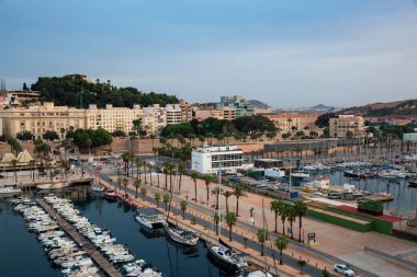 İspanya 'nın tarihi Cartagena şehrindeki Marina ve Liman Havacılık Manzarası. Güneşli Sabah.
