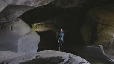 Mağaranın içinde maceraperest bir kadın. Macera Yolculuğu. Little Huson Mağara Parkı, Vancouver Adası, British Columbia, Kanada. Yavaş Sinema Sineması