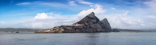 Stadtgebäude Häuser Und Berge Meer Bewölkt Sonniger Himmel Gibraltar Großbritannien — Stockfoto