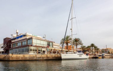 Cape Palos, İspanya - 26 Ekim 2022: Güneşli bir günde Akdeniz kıyısındaki yelkenli ve restoranlar.