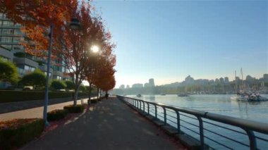 Modern bir Downtown City 'de False Creek' te deniz kenarı. Sunny Fall Sezon Gündoğumu. Vancouver, British Columbia, Kanada.