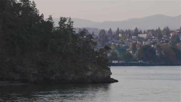 Kota Dengan Air Marina Dengan Perahu Dikelilingi Oleh Rumah Pegunungan — Stok Video