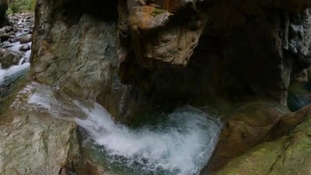 在加拿大大自然中 流下来的淡水落在岩石周围 林恩山谷峡谷 北温哥华 不列颠哥伦比亚省 加拿大 4K电影慢动作 — 图库视频影像