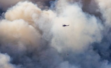 Sıcak bir yaz günü, Hope yakınlarındaki dağda, BC Orman Yangını ve Dumanı 'nın üzerinde uçan Wildfire Servis Helikopteri. British Columbia, Kanada. Doğal Felaket