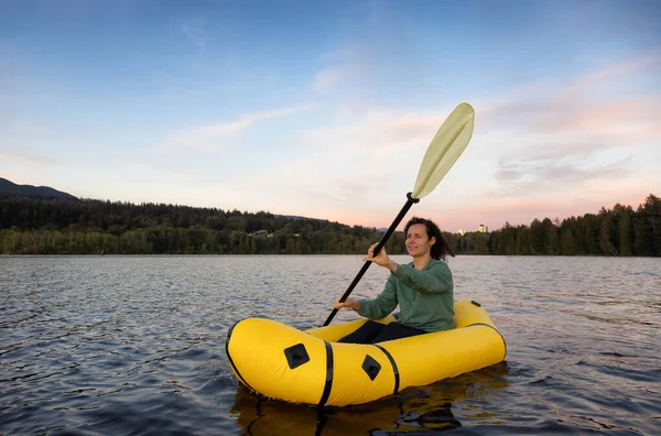 Donna Avventurosa Kayak Kayak Gonfiabile Nell Oceano Pacifico Sunset Sky — Foto Stock