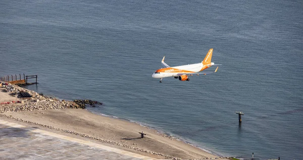 Gibraltár Egyesült Királyság 2022 Október Easyjet Airplane Landing Airport Sunny — Stock Fotó