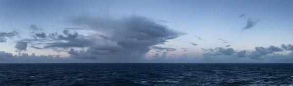 Dramático Cielo Oscuro Moody Sunrise Sobre Océano Atlántico Norte Cloudscape — Foto de Stock