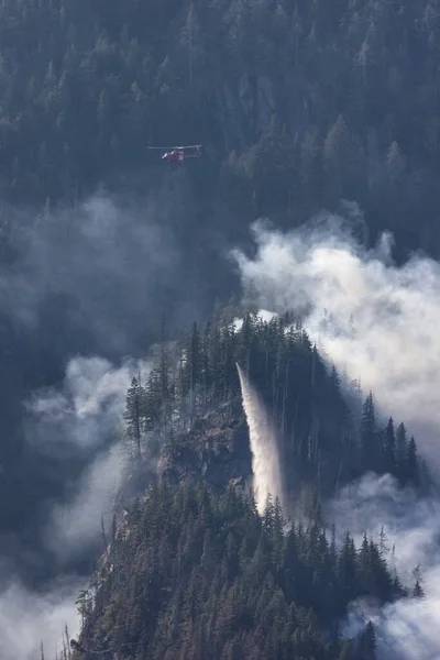 Вертолет Wildfire Service Пролетает Над Лесным Пожаром Дымом Горах Возле — стоковое фото