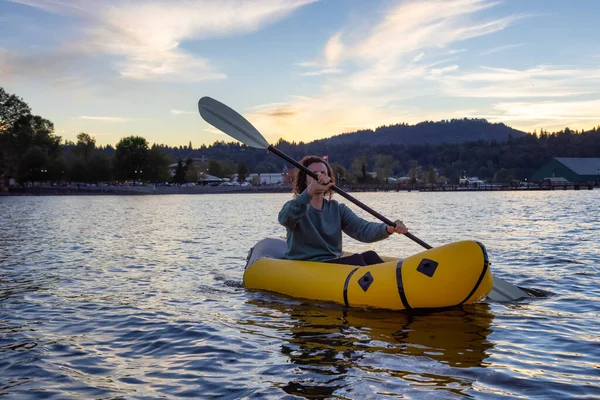 太平洋上一个冒险的女人驾着一艘不平整的独木舟划船 夕阳西下加拿大不列颠哥伦比亚省温哥华穆迪港 冒险运动及旅游 — 图库照片
