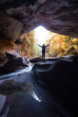 Mağaranın içinde maceraperest bir kadın. Macera Yolculuğu. Little Huson Mağara Parkı, Vancouver Adası, British Columbia, Kanada.