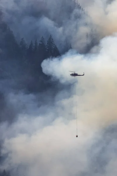 소방대원 헬기가 날씨에는 근처의 산에서 화재와 브리티시 컬럼비아 캐나다 자연재해 — 스톡 사진