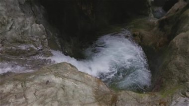Taze su Kanada Doğa 'sında kayaların etrafından dökülüyor. Lynn Vadisi Kanyonları, Kuzey Vancouver, British Columbia, Kanada. 4k Sinema Yavaş Hareketi