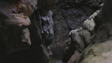 Taze su Kanada Doğa 'sında kayaların etrafından dökülüyor. Lynn Vadisi Kanyonları, Kuzey Vancouver, British Columbia, Kanada. 4k Sinema Yavaş Hareketi