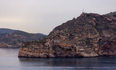 La Podadera Bataryası, Cartagena, İspanya 'nın tarihi simgesi. Akdeniz kıyısında bir yer. Bulutlu Günbatımı Gökyüzü.