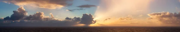 Kuzey Atlantik Okyanusu Üzerinde Dramatik Renkli Gündoğumu Gökyüzü Bulutlu Doğa — Stok fotoğraf