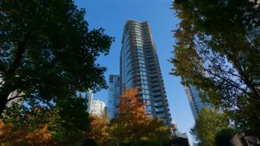 Şehir merkezindeki Highrise Binaları 'nda ikamet ediyorlar. Vancouver, British Columbia, Kanada. Sunny Fall Sezon Sabahı. Yüksek kalite 4k görüntü