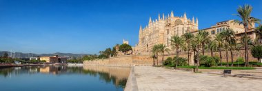 Katedral-Bazilika de Santa Maria de Mallorca, Palma, Balearic Adaları, İspanya. Güneşli bir gün. Panoramik Görünüm