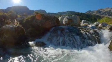 Kanada Dağ Manzarası 'nda Nehir Akışı. Sunny Fall sezonu. Whistler ve Squamish yakınlarındaki Brandywine Meadows 'da yürüyüş, British Columbia, Kanada. Yavaş Sinema Sineması
