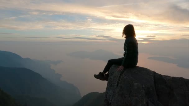 Adventurous Woman Turistka Vrcholu Kanadské Horské Krajiny Západním Pobřeží Tichého — Stock video
