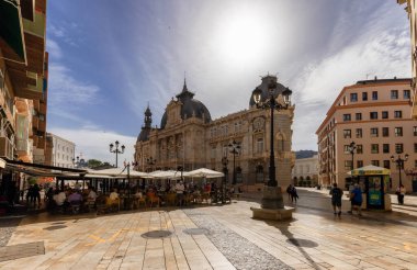 Cartagena, İspanya - 26 Ekim 2022: Tarihi Bina, Ayuntamiento De Cartagena, şehir merkezinde insanlar ve restoranlarla birlikte.