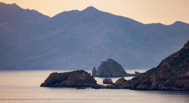Akdeniz 'deki Rocky Coast bulutlu bir günbatımında. Cartagena, İspanya. Doğa Arkaplanı