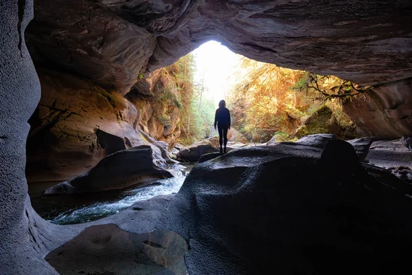Mulher Aventureira Dentro Uma Caverna Viagem Aventura Little Huson Caves — Fotografia de Stock