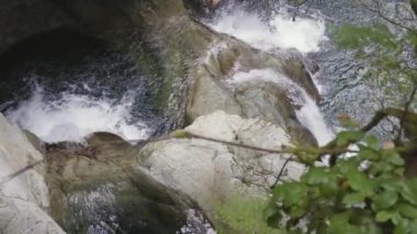 Taze su Kanada Doğa 'sında kayaların etrafından dökülüyor. Lynn Vadisi Kanyonları, Kuzey Vancouver, British Columbia, Kanada. 4k Sinema Yavaş Hareketi