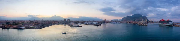 Porto Industrial Cidade Urbana Com Montanhas Fundo Palermo Sicília Itália — Fotografia de Stock