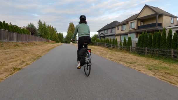 現代の都市郊外の道に乗って自転車に乗って女性 サンセット スカイ サリー バンクーバー ブリティッシュコロンビア州 カナダ スローモーション — ストック動画