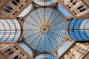 Galleria Umberto I. Napoli, İtalya 'da eski mimari ve cam kemer tavanlı tarihi kamu alışveriş galerisi..