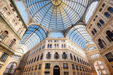 Galleria Umberto I. Napoli, İtalya 'da eski mimari ve cam kemer tavanlı tarihi kamu alışveriş galerisi..