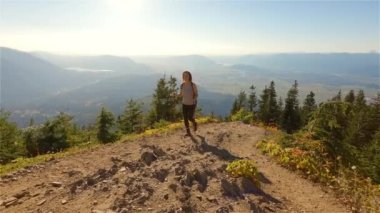 Güneşli günbatımında Sonbahar renkleriyle Kanada 'da yürüyüş yapan kadın. Elk Dağı, Chilliwack, Vancouver 'ın doğusu, British Columbia, Kanada. Doğa Arkaplanı.