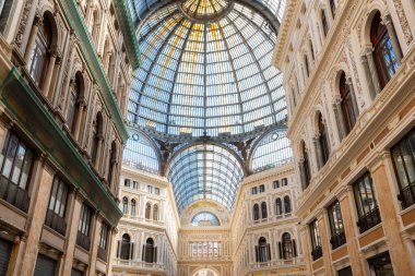 Galleria Umberto I. Napoli, İtalya 'da eski mimari ve cam kemer tavanlı tarihi kamu alışveriş galerisi..