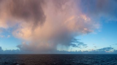 Kuzey Atlantik Okyanusu üzerinde dramatik Renkli Gündoğumu Gökyüzü. Bulutlu doğa arka planı. Panorama