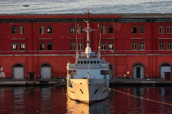 Marine Oorlogsschip Een Haven Met Historische Binnenstad Aan Middellandse Zeekust — Stockfoto
