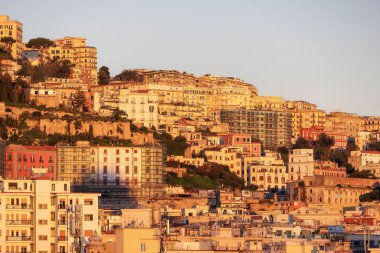 İtalya, Napoli 'nin Akdeniz kıyısındaki tarihi şehir merkezindeki Ev Binaları. Gündoğumu Gökyüzü.