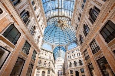 Galleria Umberto I. Napoli, İtalya 'da eski mimari ve cam kemer tavanlı tarihi kamu alışveriş galerisi..