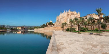 Katedral-Bazilika de Santa Maria de Mallorca, Palma, Balearic Adaları, İspanya. Güneşli bir gün. Panoramik Görünüm