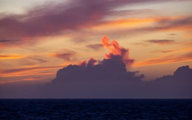 Kuzey Atlantik Okyanusu üzerinde dramatik Renkli Günbatımı Gökyüzü. Bulutlu Doğa Arkaplanı.