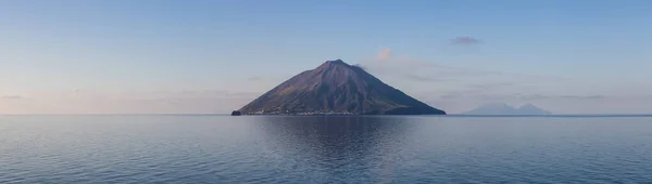 Νήσος Στρομπόλι Ενεργό Ηφαίστειο Στην Τυρρηνική Θάλασσα Στην Ιταλία Ηλιόλουστο — Φωτογραφία Αρχείου