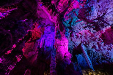 Renkli ışıkları olan Aziz Michaels Mağarası. Doğal Kaya oluşumu. Cebelitarık, İngiltere. Doğa Arkaplanı.