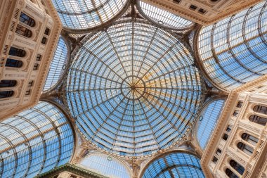 Galleria Umberto I. Napoli, İtalya 'da eski mimari ve cam kemer tavanlı tarihi kamu alışveriş galerisi..