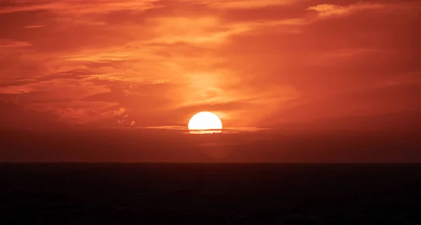 Kuzey Atlantik Okyanusu Üzerinde Dramatik Renkli Günbatımı Gökyüzü Soyut Kızıl — Stok fotoğraf