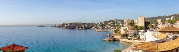 Piaszczysta Plaża Kolorowa Woda Morska Domy Mieszkalne Wybrzeżu Morza Śródziemnego — Zdjęcie stockowe