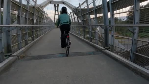 Donna Bicicletta Che Attraversa Ponte Pedonale Sulla Trans Canada Highway — Video Stock