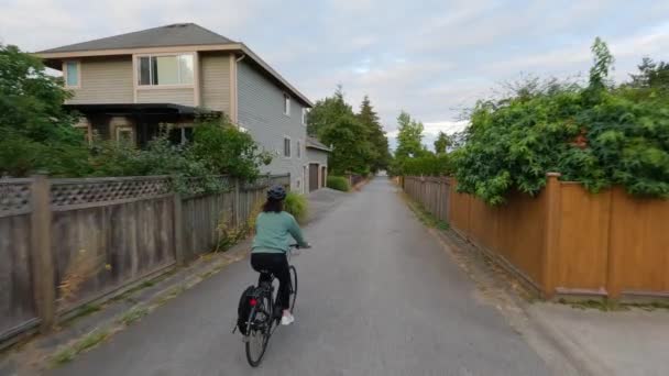 Frau Auf Dem Fahrrad Auf Einem Weg Modernen Vorstädten Sonnenuntergang — Stockvideo